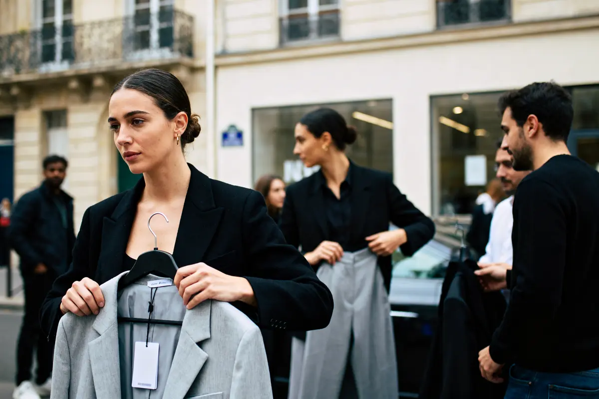 Femme tenant des vêtements élégants lors d'un événement de mode e habillement urbain