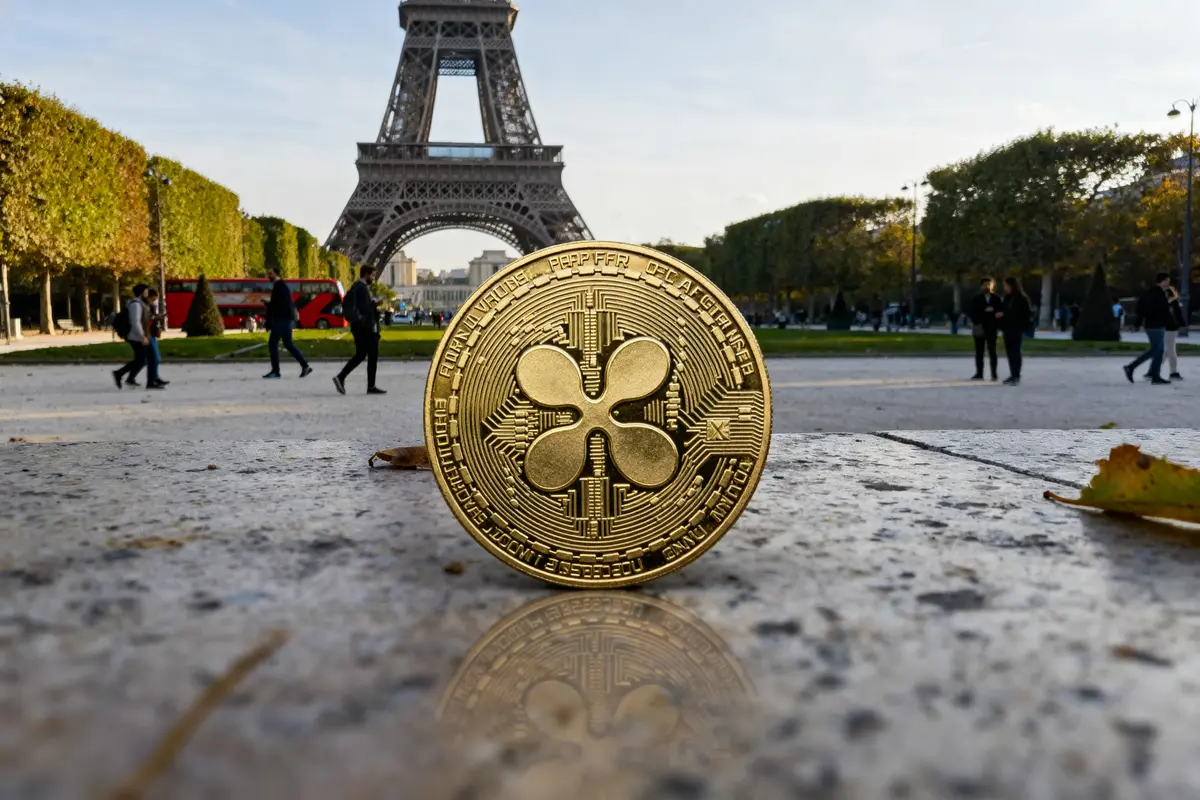 Monument parisien avec pièce XRP, le XRP va exploser sur fond de Tour Eiffel