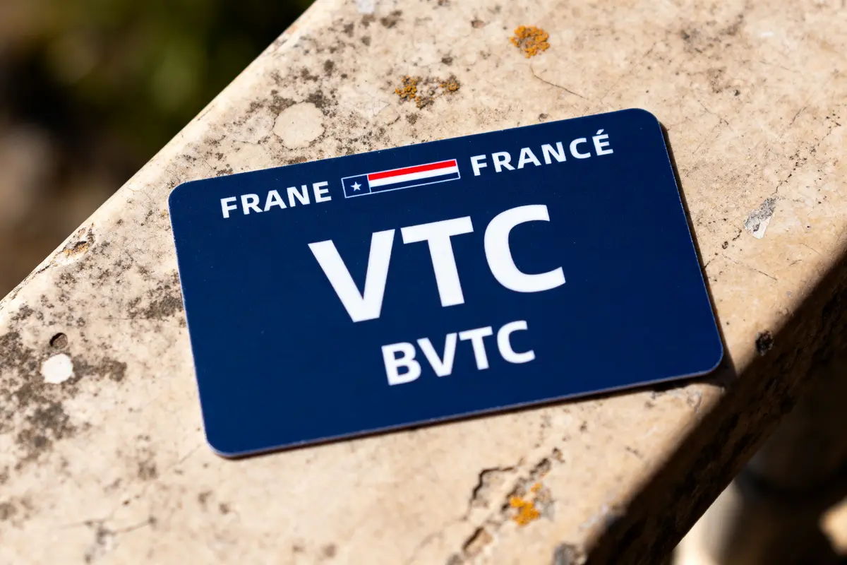 Carte VTC BVTC sur pierre en gros plan avec inscription France visible