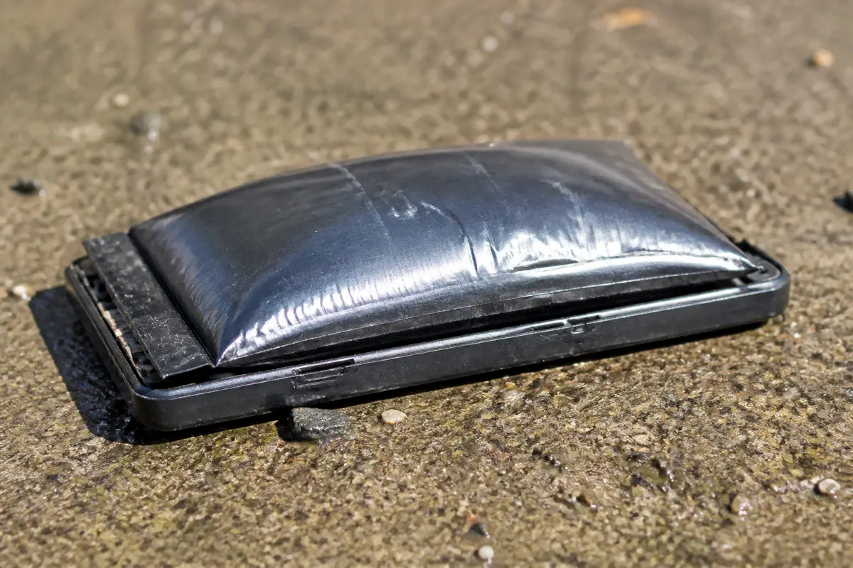 Batterie qui gonfle : dangers, signes d’alerte et Que Faire ?