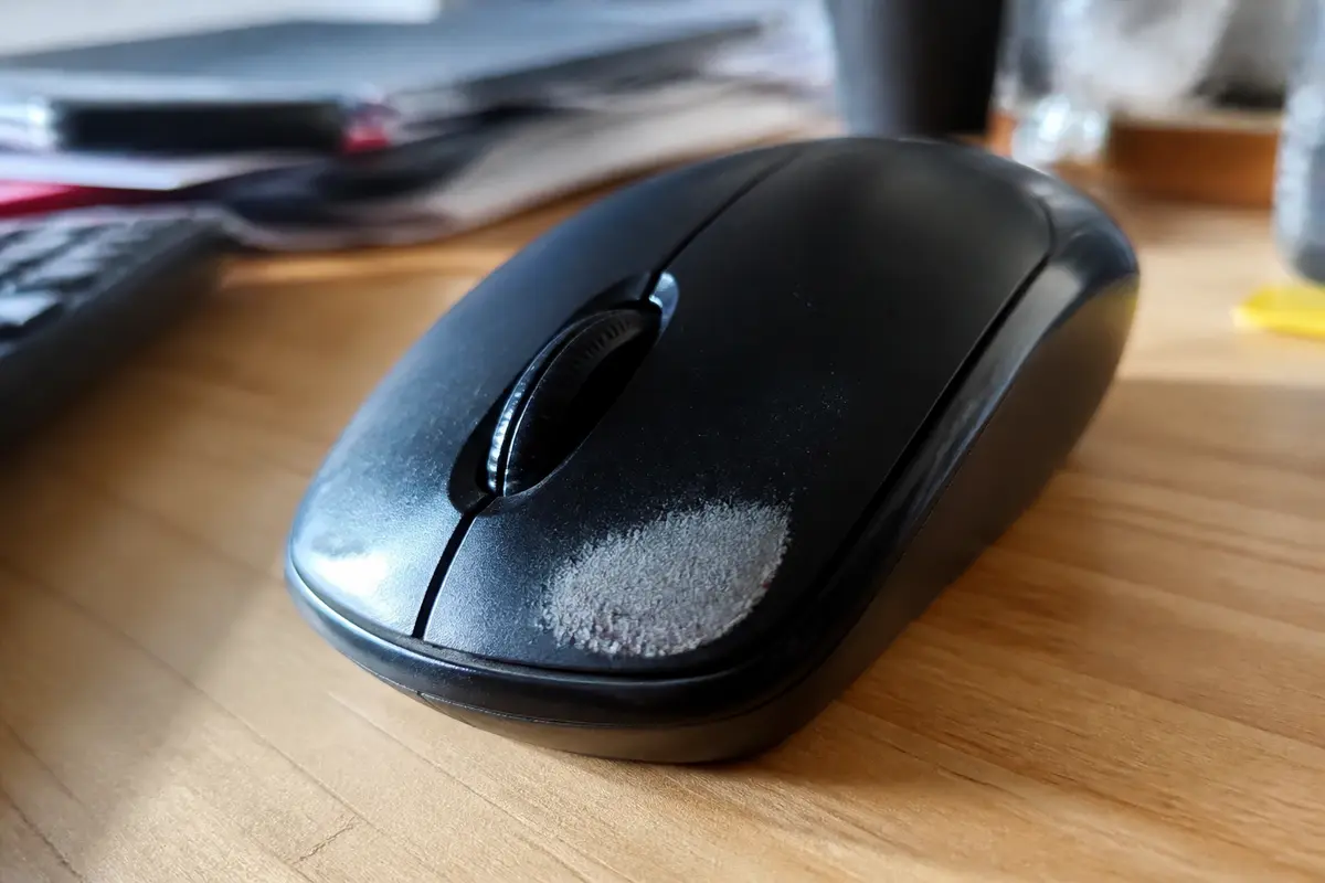 Souris qui clique et bloque : causes, solutions faciles à tester
